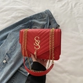 Bolso bandolera de piel acolchada roja con costuras en V y cadena con logo dorado - Rojo