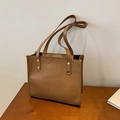 Sac fourre-tout marron en cuir de crocodile gaufré avec doubles anses et rivets dorés - Marron
