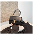 Detalle del bolso de cuero mate negro con cierre de hebilla en forma de T dorada luxe - Negro