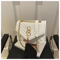 Borsa a tracolla bianca trapuntata da donna con dettagli dorati e nappina metallica chic - Bianco