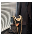 Dettaglio mini borsa nera coccodrillo con manico di perle e tracolla a catena d'oro - Nero