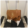 Sac bandoulière matelassé marron avec chaîne dorée et logo métallique élégant - Marron