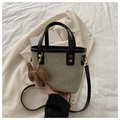 Beigefarbene Handtasche aus Canvas und schwarzem Leder mit dekorativem braunem Schleifenanhänger - Schwarz & Khaki Mit Anhänger