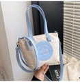 Detalle del bolso de lona con parche azul redondo y correas dobles para el hombro - Azul