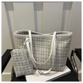 Set di borse in tweed bianco crema con filo dorato su sedia minimalista - Bianco
