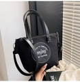 Detalle del bolso tote negro con costuras blancas en contraste y parche de logo - Negro