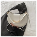 Minimalistische weiße Halbmondtasche mit Goldschnalle und glattem Leder-Finish - Weiß