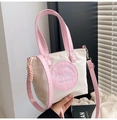 Detalle de un bolso tote de nailon en crema y rosa con bordado de moda y correa ajustable - Rosa