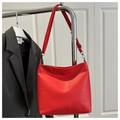 Detalle del bolso tote de cuero PU rojo colgado con gancho de metal y correa lateral - Rojo