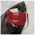 Rote Halbmond Schultertasche mit goldener Schließe und glatter Ledertextur für Damen - Rot