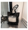 Detalle de bolso tote plisado negro con bolsillo de PVC transparente y cremalleras plateadas - Negro