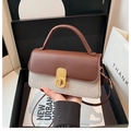 Umhängetasche aus braunem Leder und beigefarbenem Webstoff mit goldenem Schloss in Box - Kaffeebraun