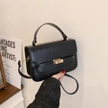 Bolso de mano negro clásico con cierre dorado y asa redonda de estilo minimalista - Negro