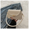 Elegante borsa a tracolla quadrata beige con chiusura dorata e cinturino - Bianco