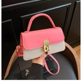 Rosa und beige Handtasche mit goldener Schließe und schicker Webstruktur für Damen - Rosarot