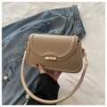 Borsa a tracolla beige in similpelle con chiusura cilindrica dorata e tracolla larga - Cachi
