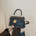 Schicke schwarze PU-Handtasche mit Kroko-Struktur und goldenem Kiesel-Drehverschluss - Schwarz