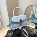 Sac à main bleu clair en cuir embossé crocodile avec boucle dorée et anse ronde - Bleu