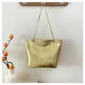 Detail van gouden kunstlederen tote tas met krokodillenpatroon en metalen ketting - Goud
