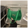 Dettaglio borsa sottobraccio verde con trama a rilievo e fibbia a fiocco dorata - Verde