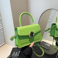 Sac bandoulière vert vif en similicuir avec texture crocodile et boucle métallique - Vert