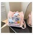 Detalle del bolso ita de nailon rosa con ventana transparente, chapas y un lazo - Rosa Con Colgante
