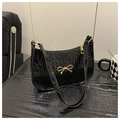 Borsa sottobraccio nera lucida con stampa coccodrillo e fiocco dorato da donna - Nero