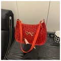 Borsa sottobraccio rossa lucida con trama in pietra, fiocco in metallo dorato e tracolla - Rosso