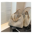 Detail van beige geweven hobo-tas met leren riem en magnetische sluiting in licht - Khaki