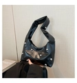 Schicke schwarze Hobo-Tasche mit silbernen Metallnieten und verknotetem Schultergurt - Schwarz