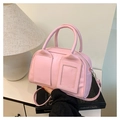 Rosa minimalistische Boston-Tasche mit dekorativen Fronttaschen und Schultergurt - Rosa