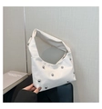 Weiße Hobo-Tasche aus Leder mit silbernen Nieten und elegantem Halbmond-Schultergurt-Design - Weiß