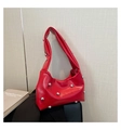 Rote Schultertasche aus glänzendem Leder mit silbernen Nieten und breitem Trageriemen - Rot