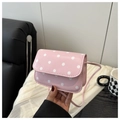 Roze crossbody tas met witte stippenpatronen en een slanke lederen schouderband - Roze