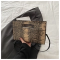Pochette a busta pitonata kaki con logo dorato e tracolla sottile per donna - Cachi