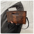 Borsa a busta marrone pitonata con logo M dorato e tracolla nera sottile - Marrone