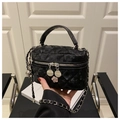 Detailansicht der schwarzen Stepptasche mit Kamelien-Anhänger und Metallkettenriemen - Groß / Schwarz