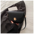 Schicke schwarze Satteltasche mit Kieselmaserung, goldener Schließe und Schultergurt - Schwarz