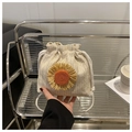 Stroh-Beuteltasche in Beige mit großer 3D-Sonnenblume und praktischem Kordelzug - Weiß und Orange