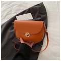 Orangefarbene Satteltasche aus Leder mit Narbenstruktur und goldener Schließe - Braun