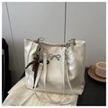 Detalle del bolso tote blanco plisado con lazo plateado y colgante de seda - Blanco Con Colgante
