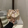 Borsa a secchiello in raso rosa con ricamo floreale dorato e manico di perle - Fiore Grande Rosa