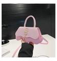 Dettaglio della borsa rosa con strass, logo SS dorato e ciondoli con frange in metallo - Rosa