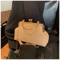 Elegante champagnerfarbene geflochtene Muschel-Handtasche mit Metallgriff und Klipp - Khaki