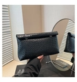 Klassische schwarze geflochtene Umschlag-Clutch mit eleganten Metallring-Applikationen - Schwarz