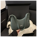 Dunkelgrüne gewebte Hobo-Tasche mit silberner Metallschleife in einer Geschenkbox - Grün