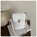Bolso cubo minimalista de cuero blanco con hebilla dorada y correa ajustable - Blanco