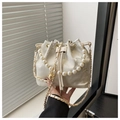 Bolso saco bordado estilo chino blanco con asa de perlas y correa de cadena dorada - Blanco Floral