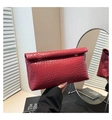 Schicke dunkelrote gewebte Umschlag-Clutch mit Lederstruktur und Metallring-Detail - Rot