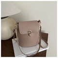 Bolso cubo topo minimalista con hebilla de herradura dorada y correa de hombro ajustable - Caqui